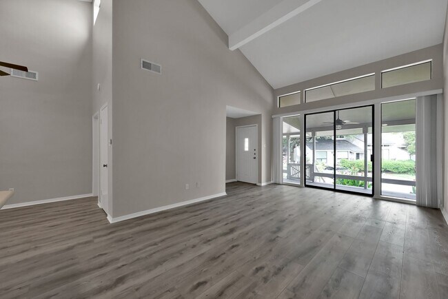 Building Photo - Great Location!