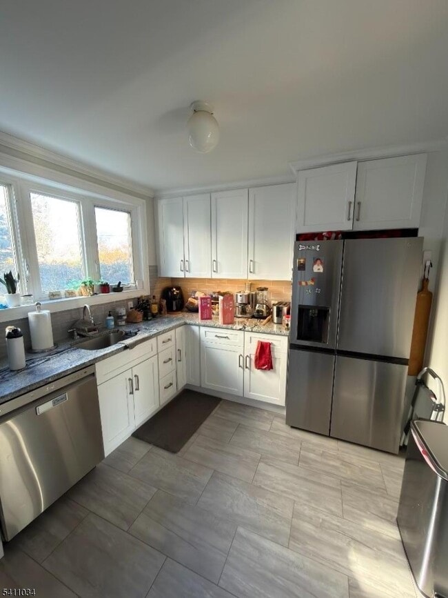 Building Photo - 664 Valley Rd