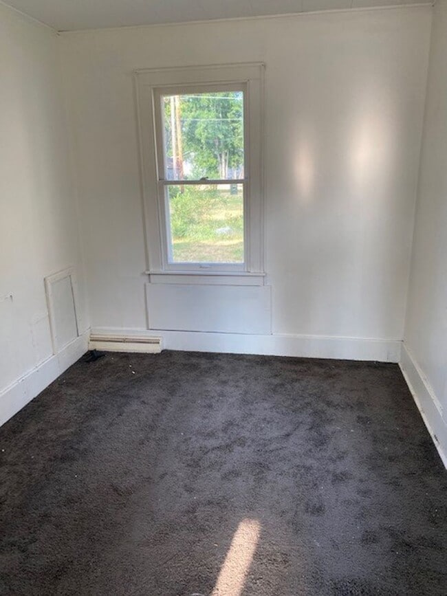 Building Photo - 2 Bedrooms, 1 Bathrooms Single Family Home...