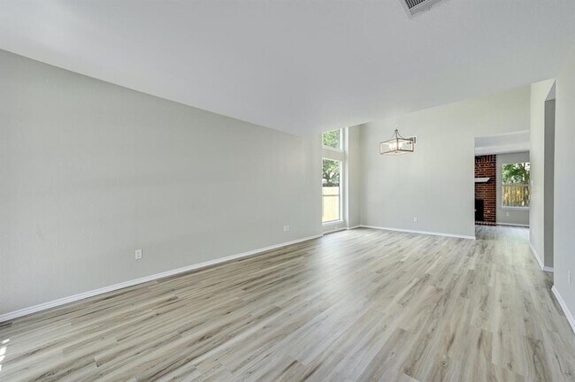 Building Photo - 15316 Ecorio Dr