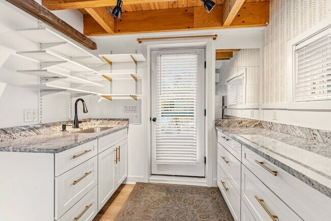 Foto del edificio - 264 Lake St