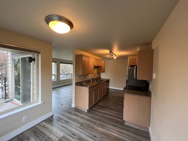 Building Photo - Queen Anne 2Bed 2Bath Condo w 2 garage par...