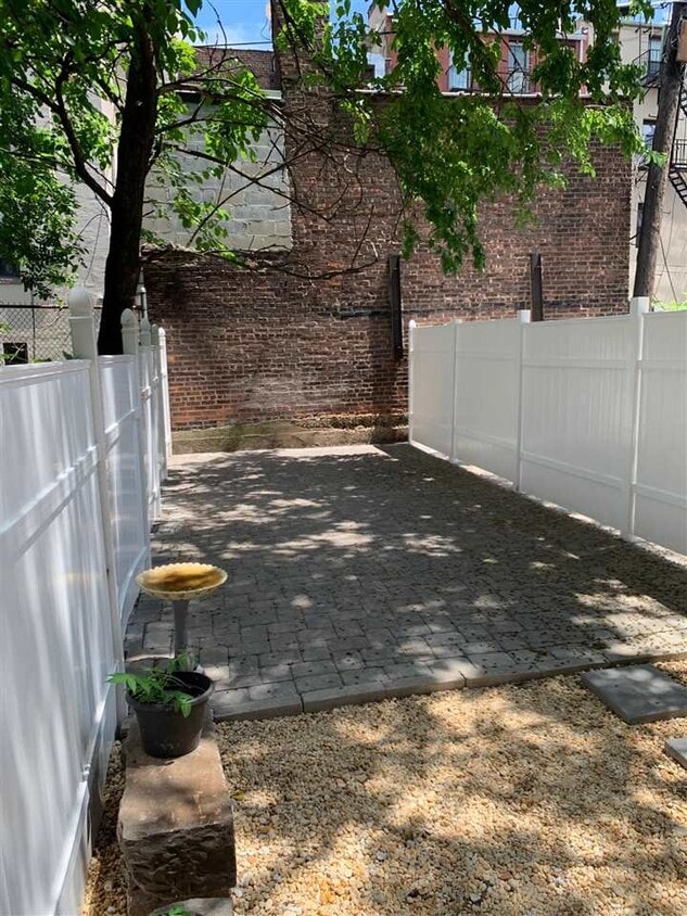 Primary Photo - 123 Clinton St