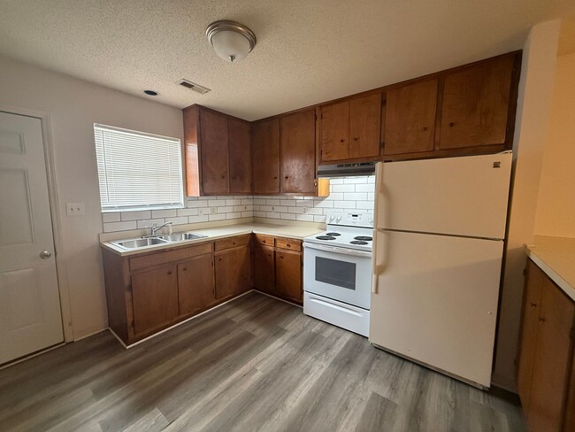 Building Photo - Two bed, 1 bath flat in Graham