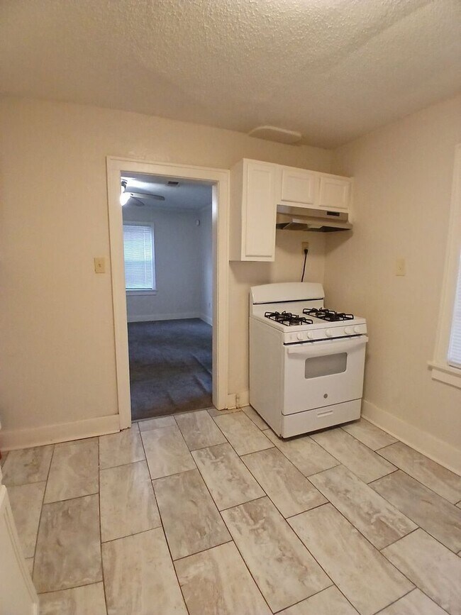 Building Photo - Charming 2 bedroom 1 bath home for rent- S...