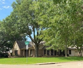 Building Photo - 1403 Meadow Crest Ln
