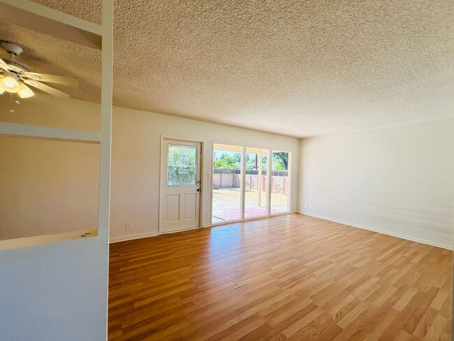 Building Photo - Delightful 3 bedroom 1 1/2 Bathroom Single...