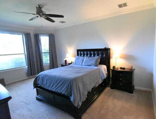 Building Photo - 811 Sherbourne Cir