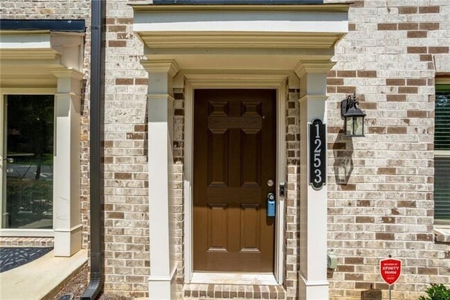 Building Photo - Large 3 Bedroom Luxury Townhome on Silver ...