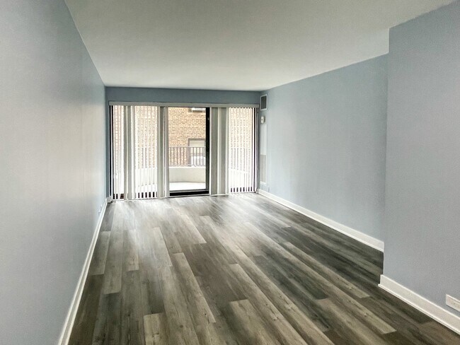 Building Photo - 2020 N Lincoln Park W