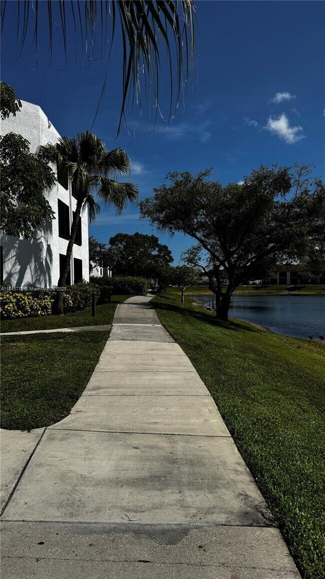 Foto del edificio - 211 Lake Pointe Dr