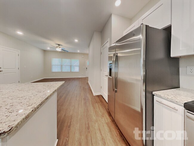 Building Photo - 1576 Queen Elizabeth Dr