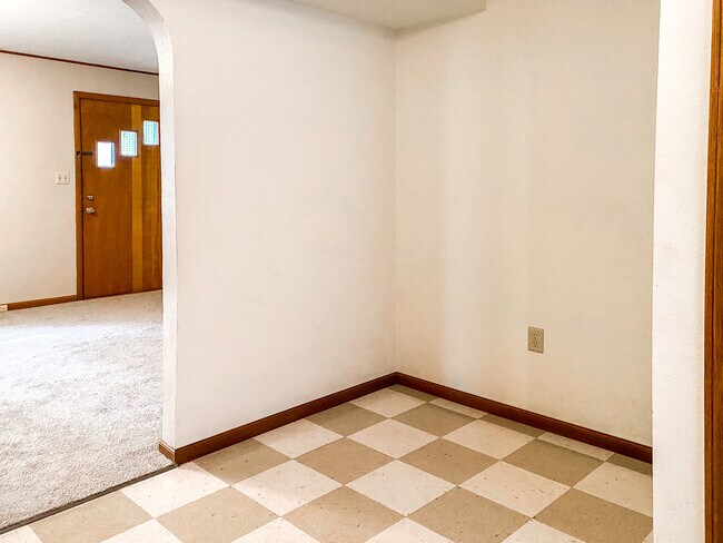 Building Photo - 630 Osage St