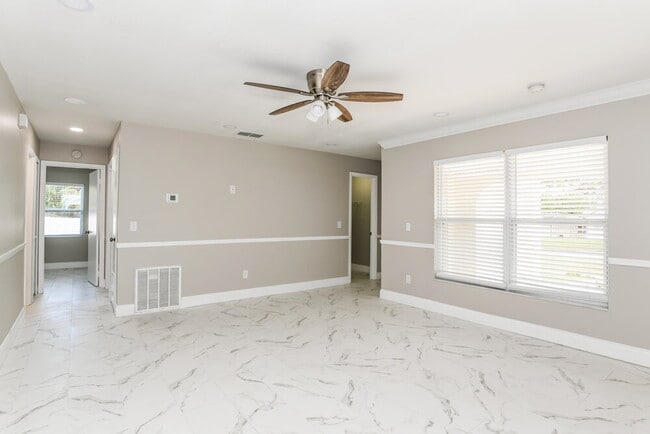 Building Photo - 206 Loch Low Dr