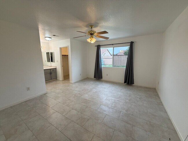 Foto del edificio - Bright 3 Bed / 2 Bath Home with Open Layout & Private Backyard