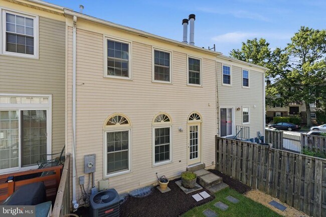 Building Photo - 7978 Revenna Ln