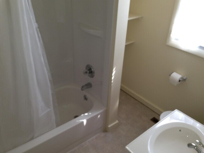 Building Photo - 302 W Union St