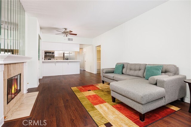 Foto del edificio - 11600 Warner Ave