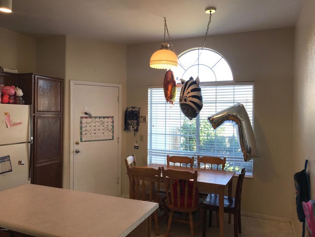 Foto del edificio - 7439 W Crest Ln