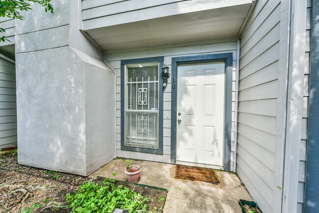 Foto del edificio - 5917 Fairdale Ln