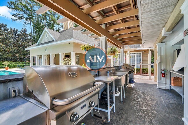 Building Photo - First-Floor Summer House Condo – Fresh Pai...