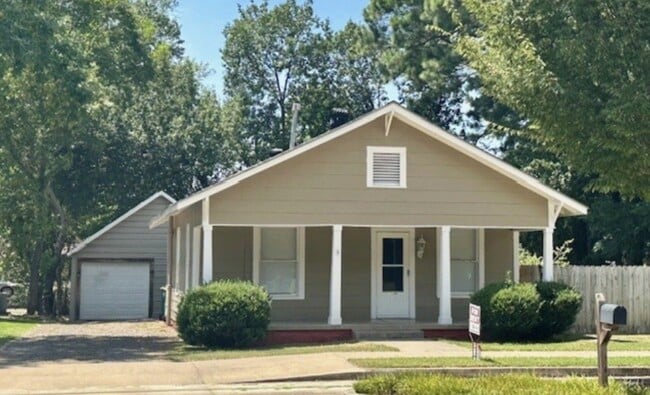 Building Photo - 911 N El Paso Ave