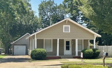 Building Photo - 911 N El Paso Ave