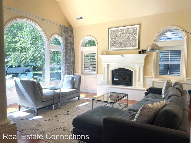 Foto del edificio - 4 br, 3 bath House - 1460 Cherry Ave