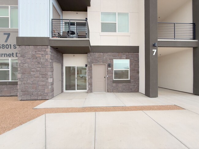 Building Photo - Desert Color Condo 2 bd, 2 bt, 1 Car Garage