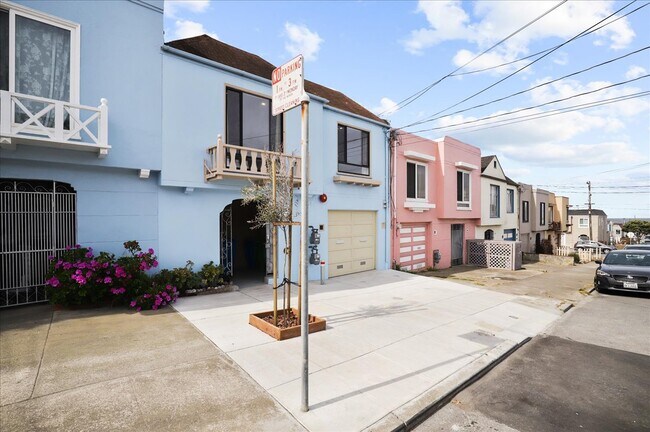 Building Photo - 3627 Ortega St