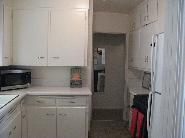 Building Photo - 8556 Kempster Ave