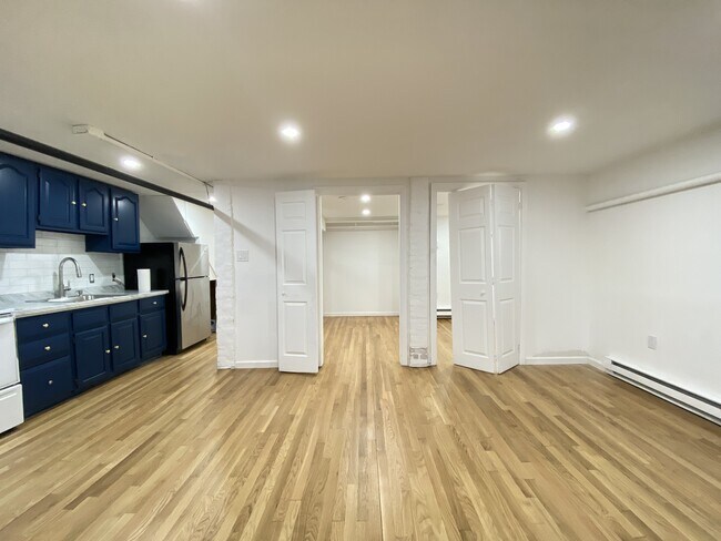 Building Photo - 686 Parker St