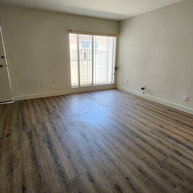 Sala de estar - 210 N Cordova St
