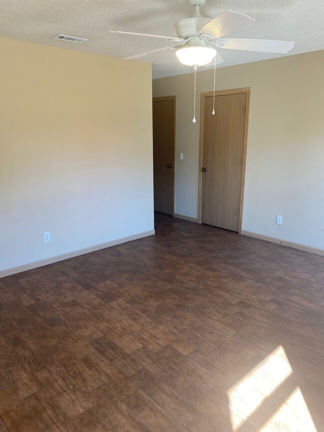 Foto del edificio - 730 N Daisy Ln