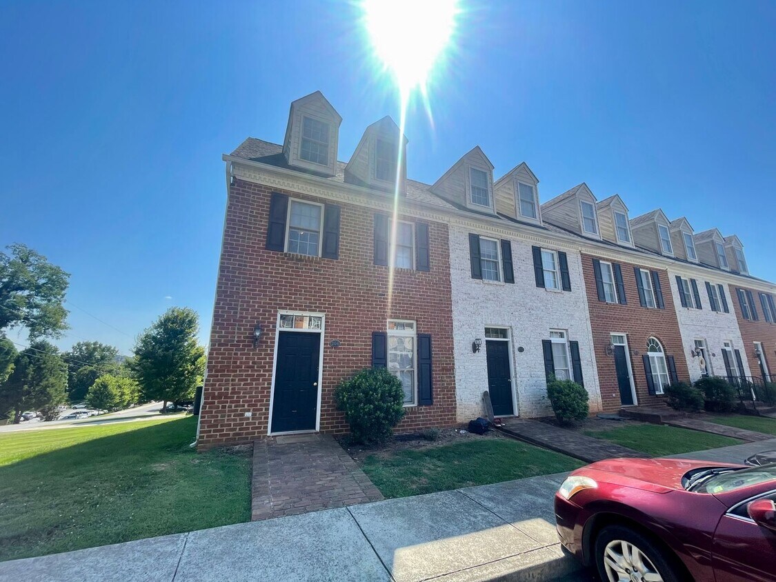 Foto principal - End Unit! - Colonial Inspired Three Story ...