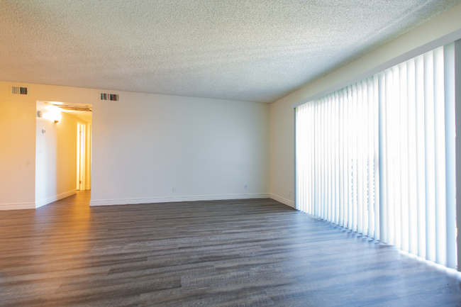Building Photo - 1225 Palomar Pl