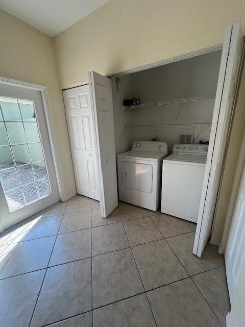 Building Photo - 211 E Thatch Palm Cir