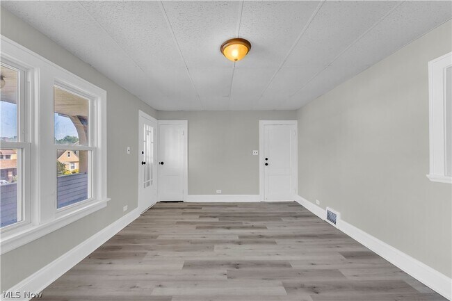 Building Photo - 2133 W 98th St