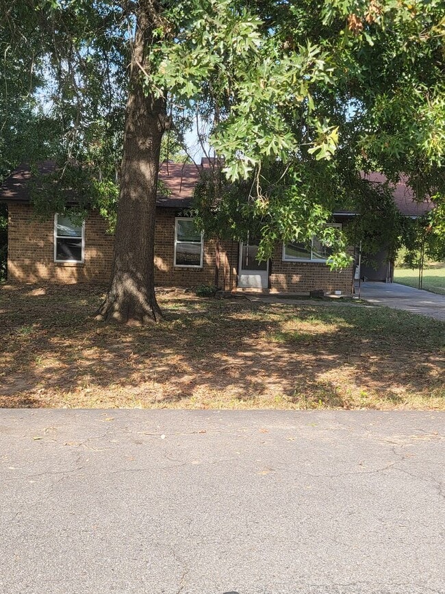 Building Photo - 638 Loomis St