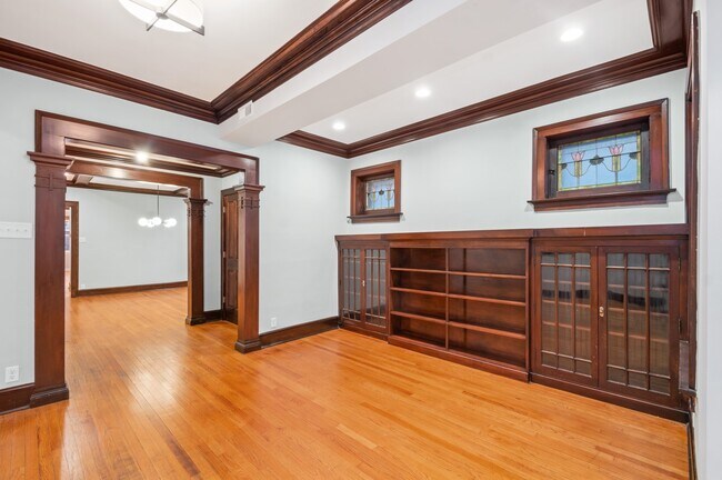 Building Photo - 1475 W Farragut Ave