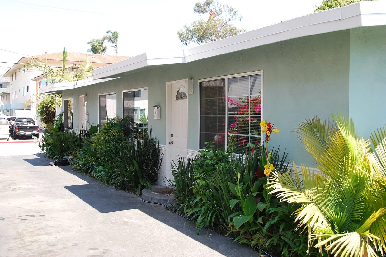 Unit B - 1025 El Embarcadero Rd