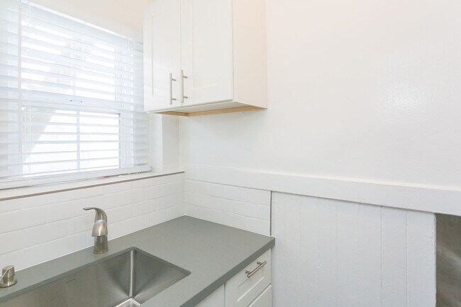 Interior Photo - 1025 Post