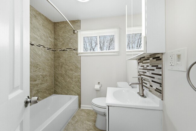 Foto del edificio - 22546 Ira Blvd