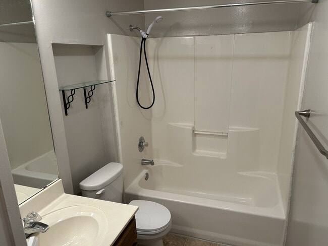 Hall bath - 110 Vixen Cir