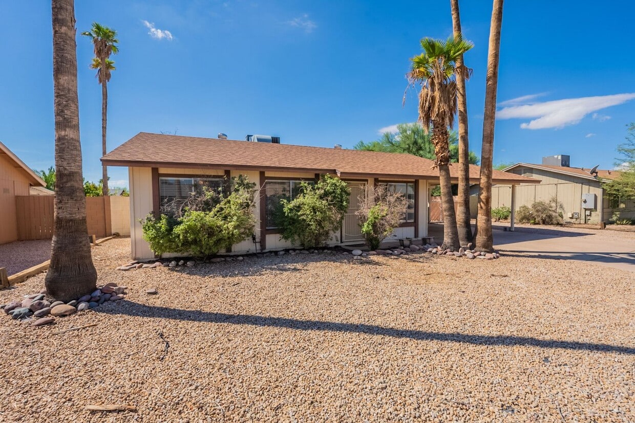 Foto principal - Three bedrooms plus big garage!
