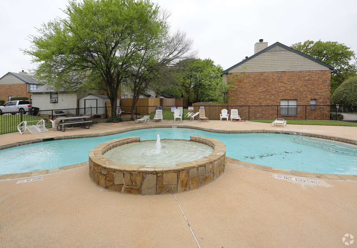Shorewood Park Townhomes Apartments in Grapevine, TX