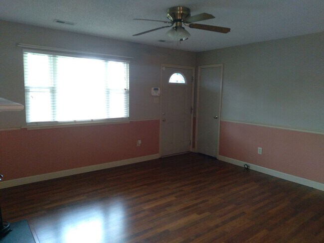 Foto del edificio - Cute 3 bedroom, 2 bath house with garage a...