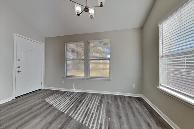 Foto del edificio - 21535 Sullivan Forest Dr