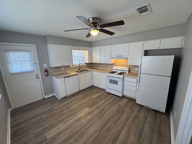 Foto del edificio - 619-621 Newcastle Drive