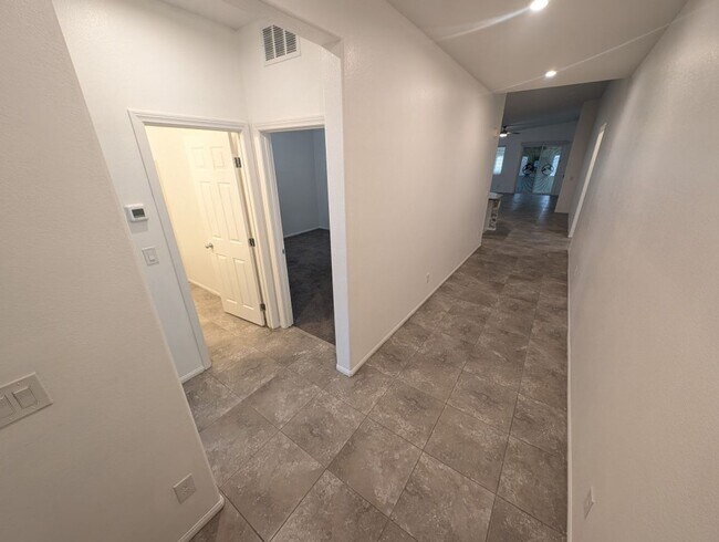 Foto del edificio - 4811 Shady Chestnut Ct